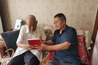 沪媒：徐根宝携武磊等为年维泗庆祝91岁生日，四代师徒实现传承